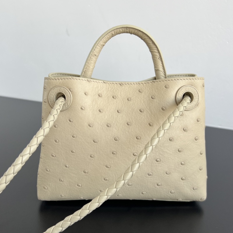 Сумка из страусиной кожи с ручками и декоративным замком Bottega Veneta