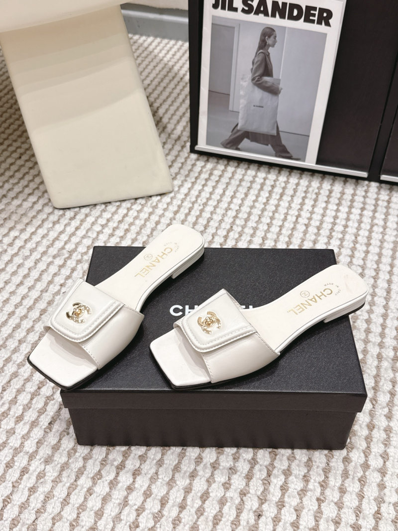 Женские шлепанцы Chanel с металлической фурнитурой
