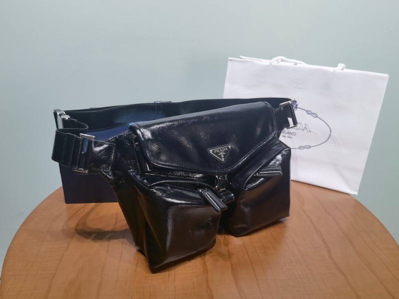 Чёрный ремень-сумка Prada с логотипом