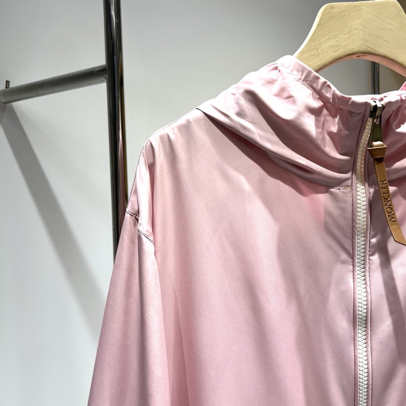 Монклер женская легкая куртка с капюшоном розового цвета Moncler