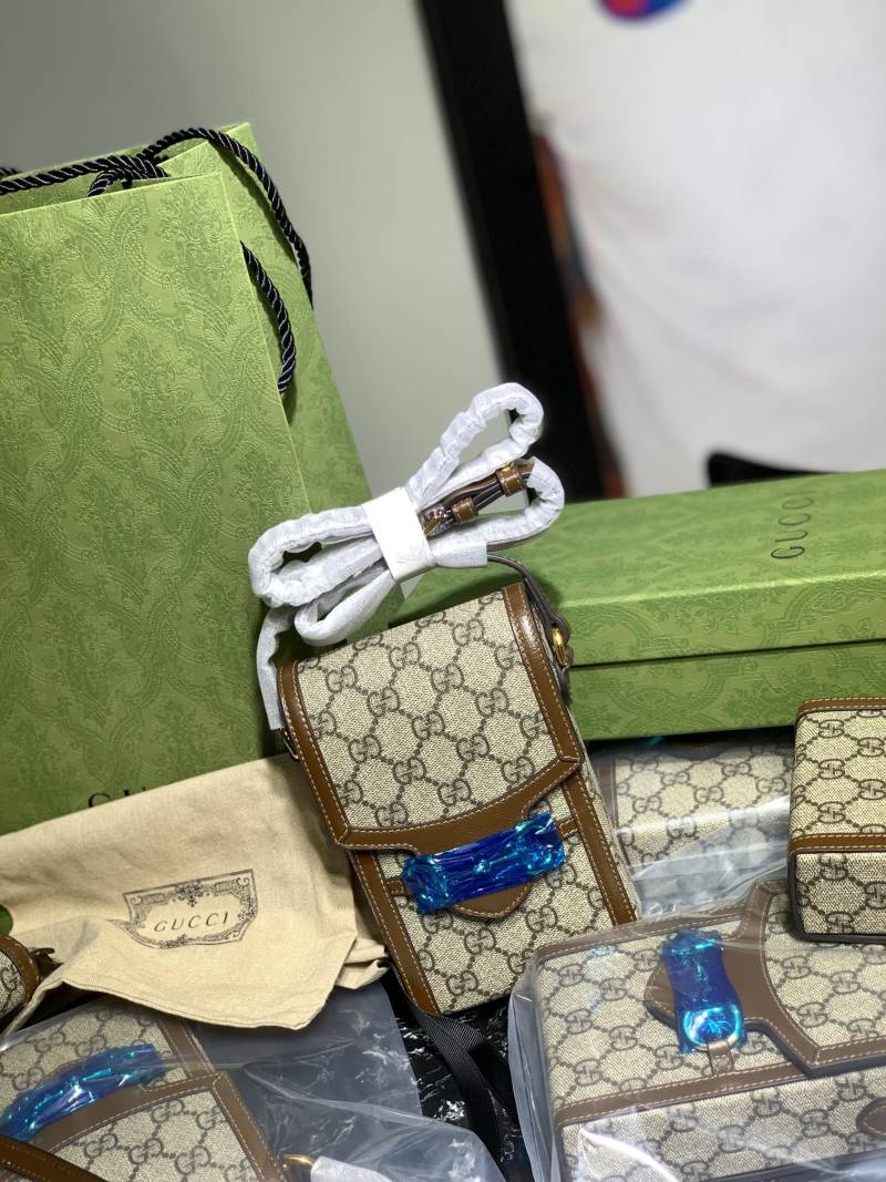 Стильная сумка через плечо с монограммой Gucci