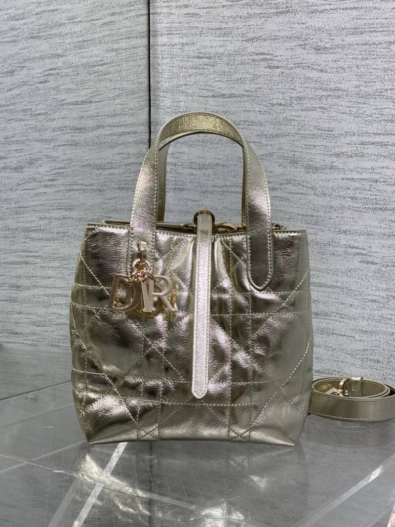 Сумка Dior с кисточкой и логотипом