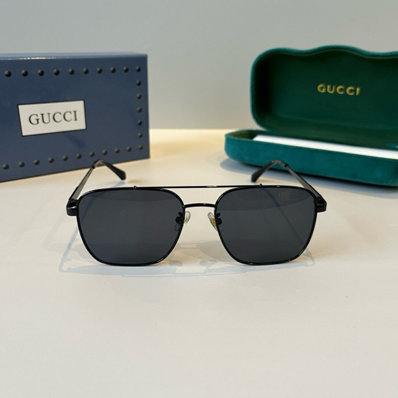 Солнцезащитные очки Gucci в комплекте с футляром