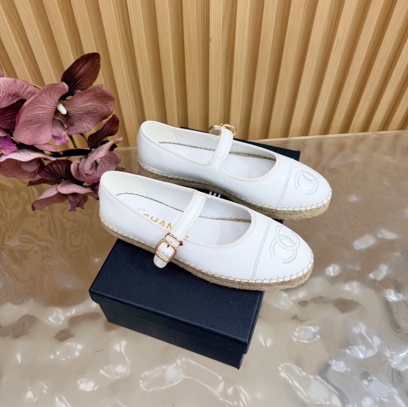 Женские туфли с ремешком и вышитой эмблемой Chanel