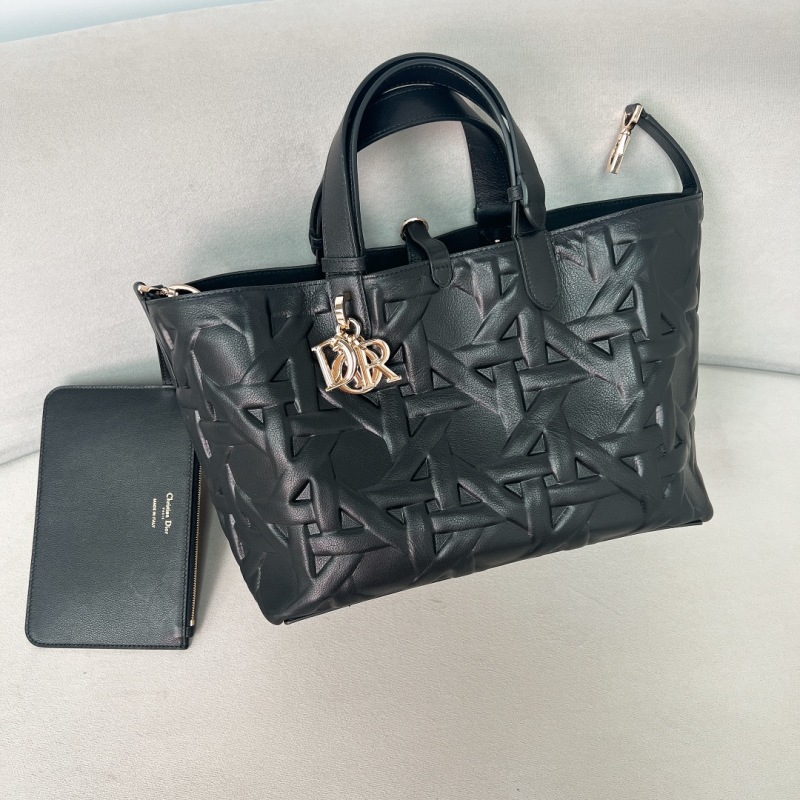 Черная кожаная сумка Christian Dior с тиснением и логотипом