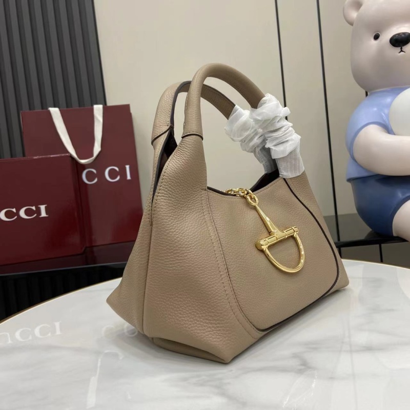 Сумка Gucci с золотой фурнитурой