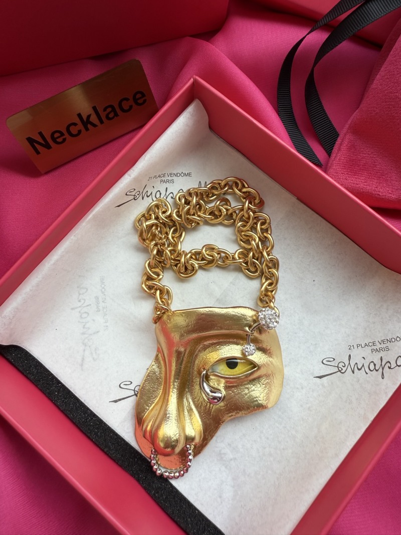 Золотистое колье с декоративным подвеском Schiaparelli