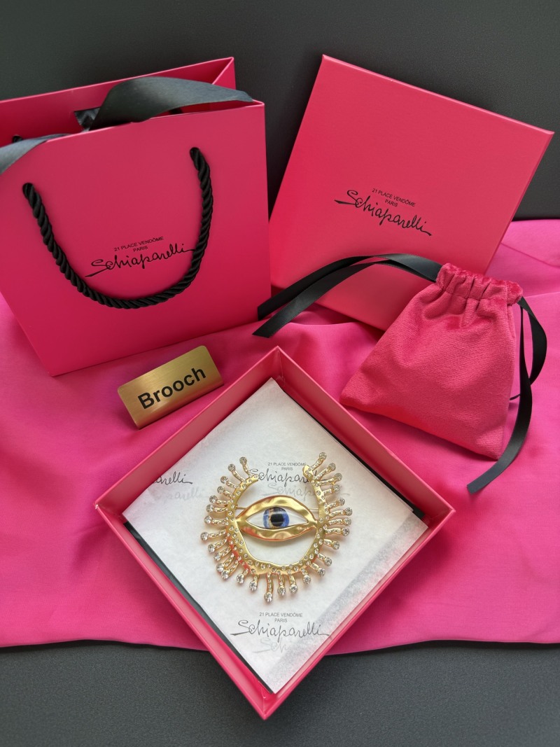 Брошь Schiaparelli в виде глаза
