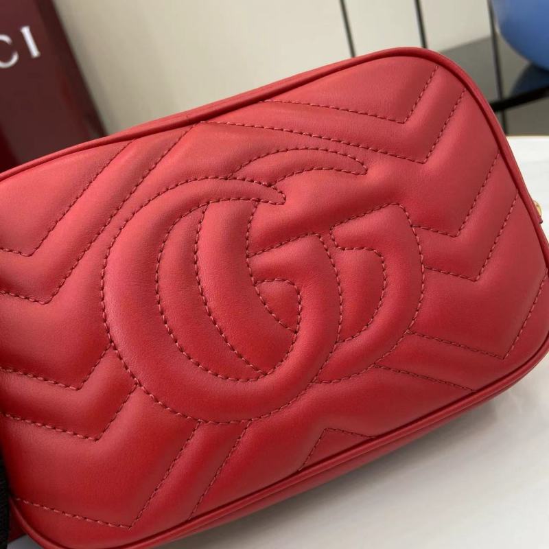 Красная сумка Gucci с золотым логотипом