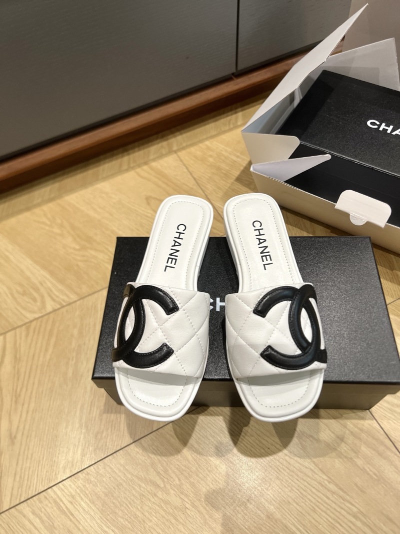 Белые сабо с черным логотипом Chanel