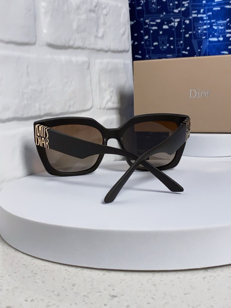 Солнцезащитные очки черные в крупной оправе с металлическим декором Dior