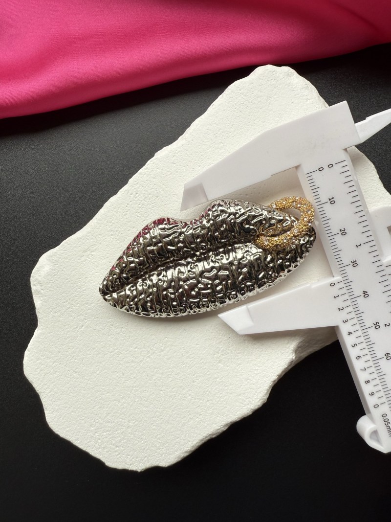 Брошь в виде губ Schiaparelli