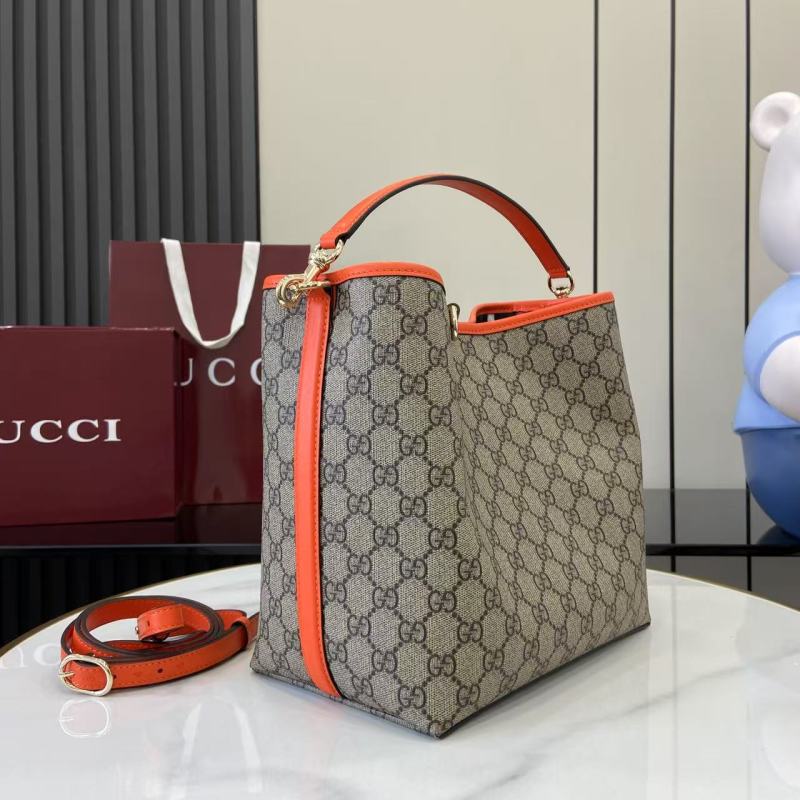 Сумка Gucci с монограммой и оранжевой окантовкой