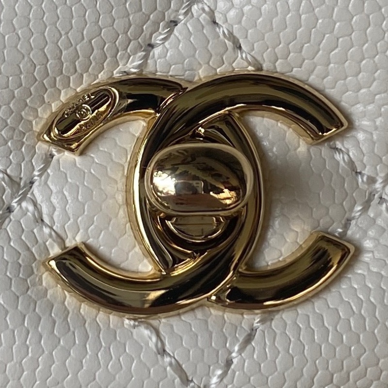 Бежевая сумка Chanel с золотой фурнитурой