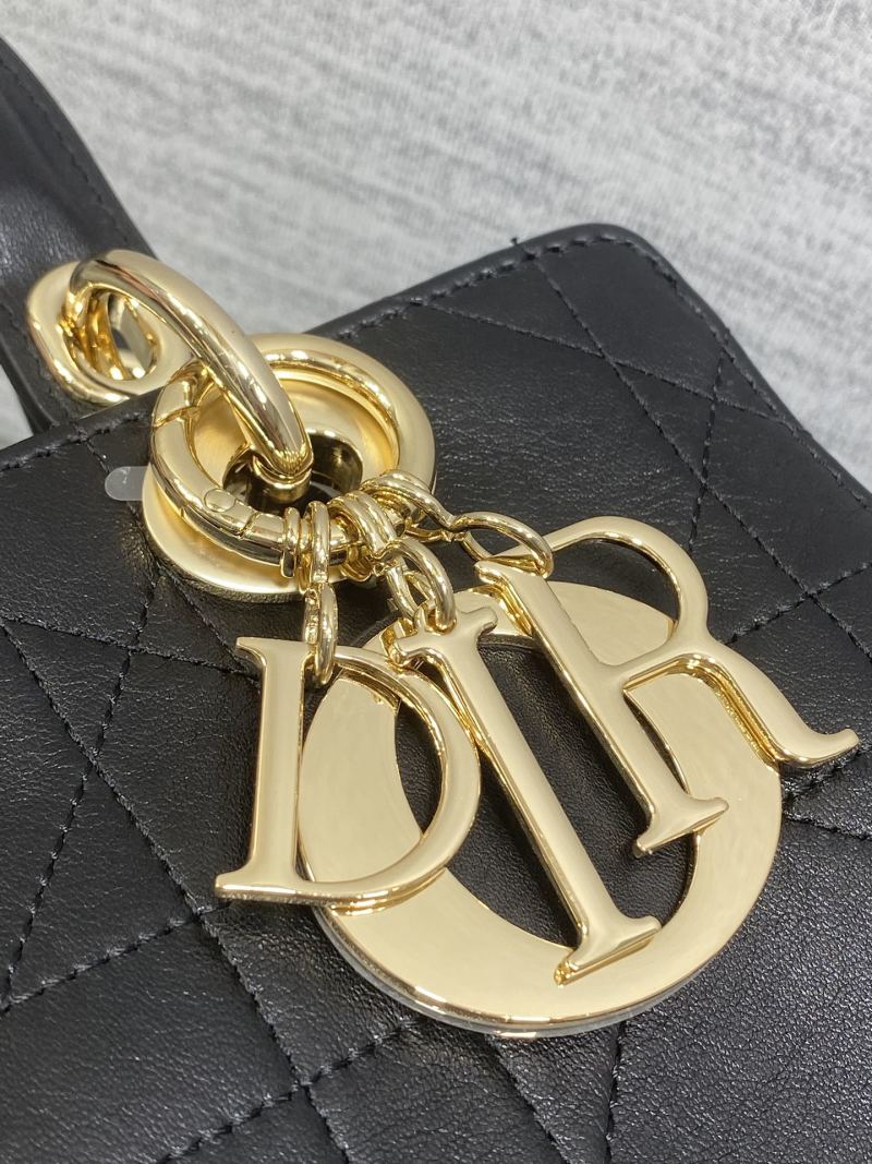 Черная сумка Dior Lady Dior с золотой фурнитурой
