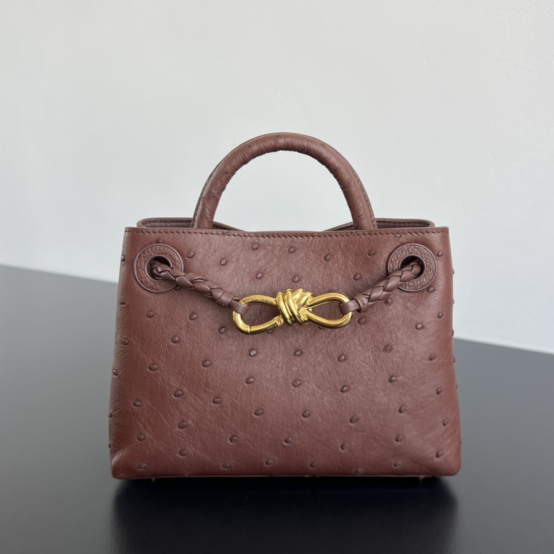 Сумка Bottega Veneta из страусиной кожи