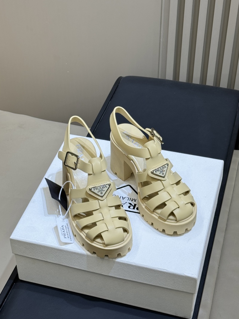 Сандалии Prada на толстой платформе