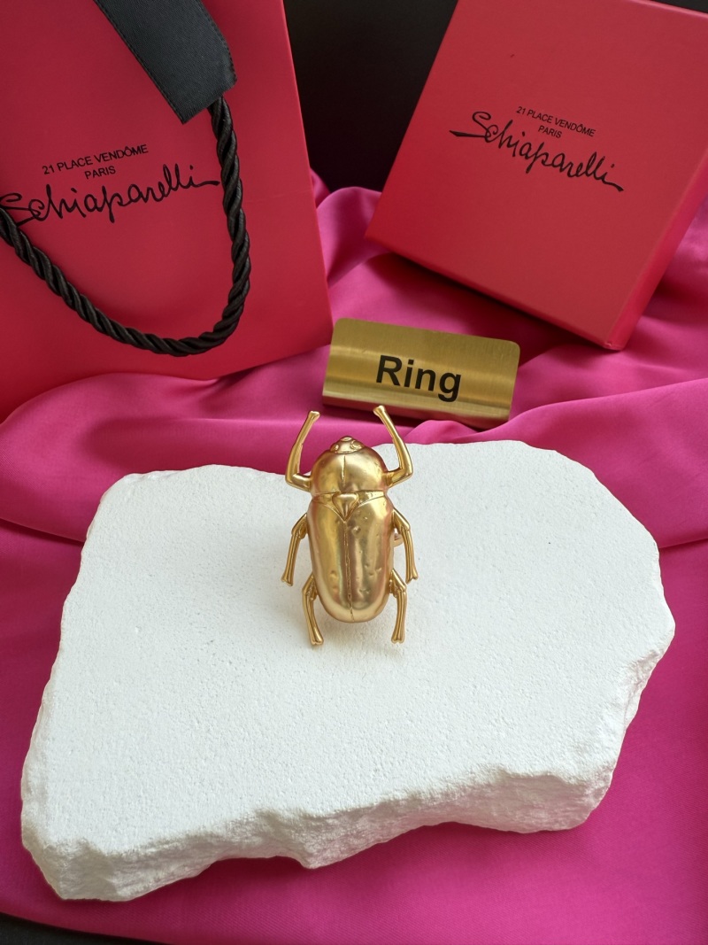Золотистое кольцо в виде жука Schiaparelli