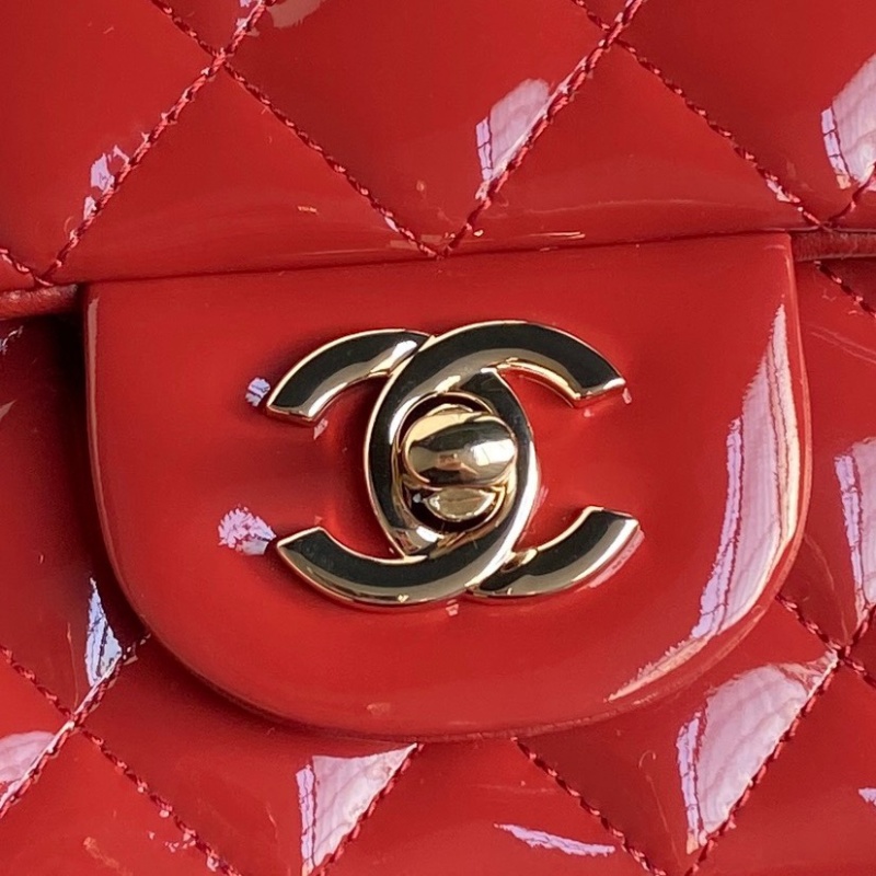 Красная лакированная сумка с цепочкой Chanel