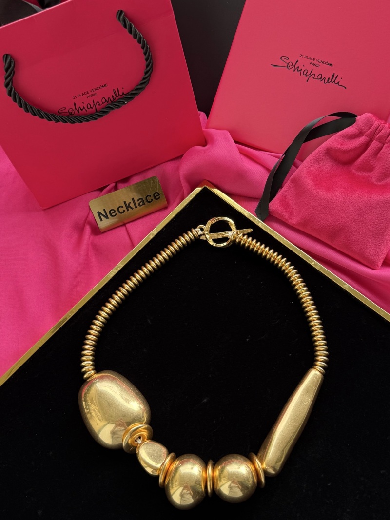 Золотистое колье с крупными элементами Schiaparelli
