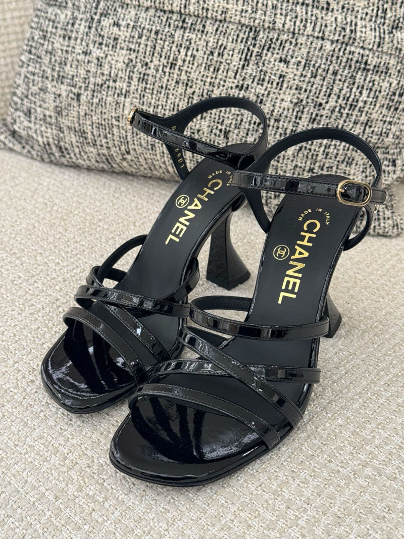 Черные лаковые сандалии Chanel