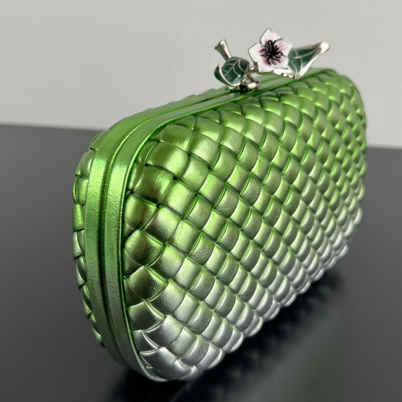 Клатч Bottega Veneta с цветочным декором