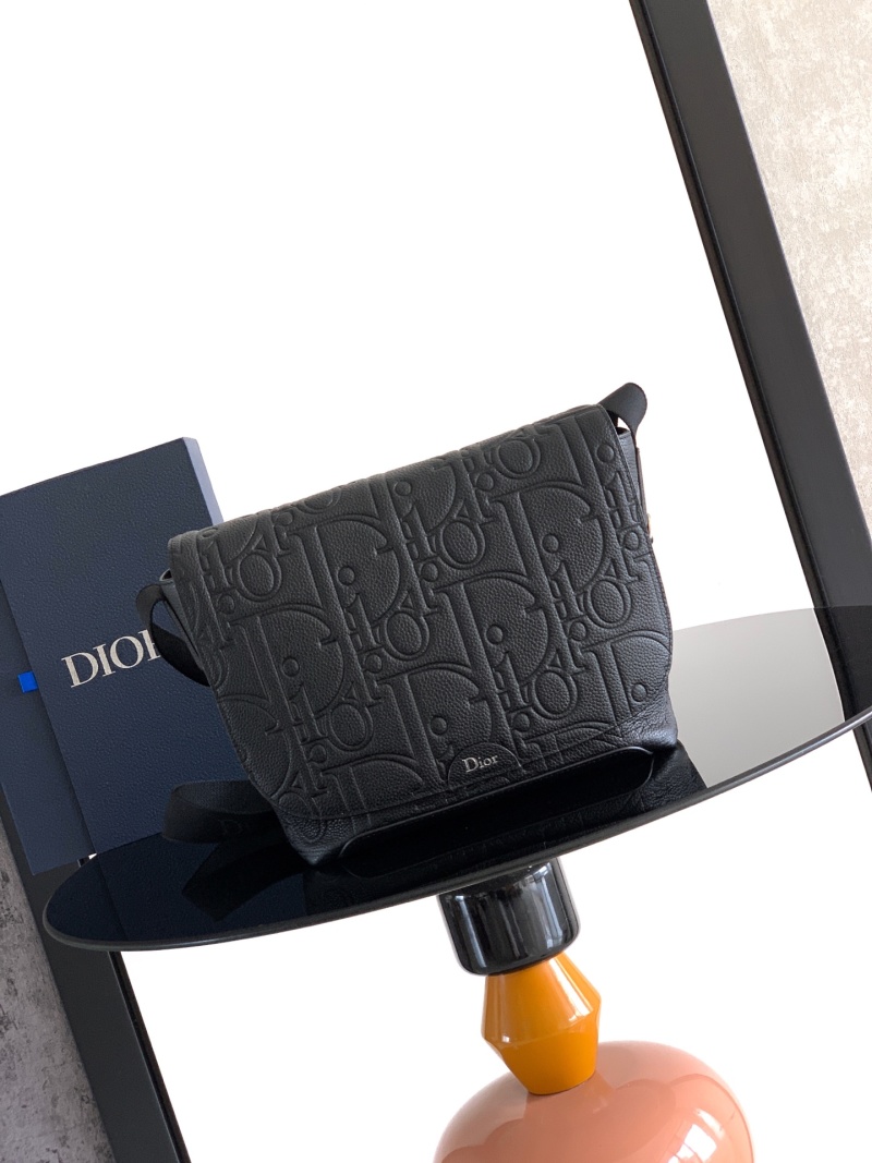 Черная сумка Dior с тиснением