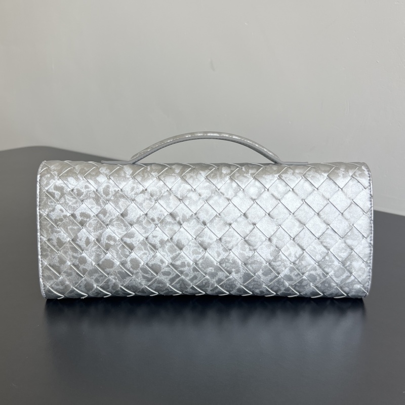 Сумка-клатч Bottega Veneta из сплетенной кожи серебристого цвета с металлическим узлом