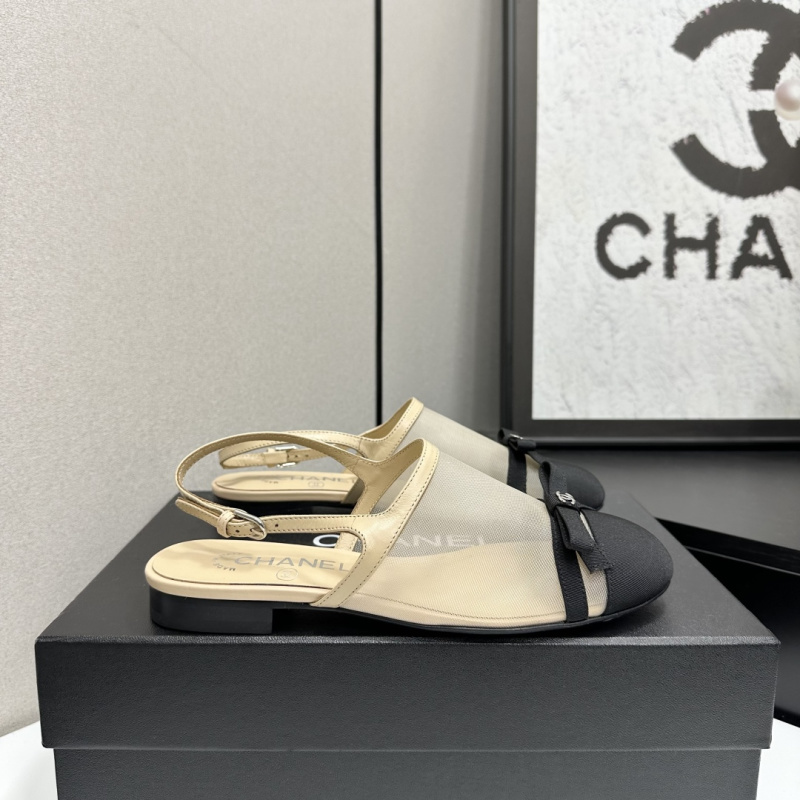 Женские босоножки бежевые с черным декором Chanel