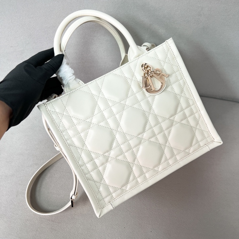 Кожная женская сумка белого цвета с рельефным рисунком Dior