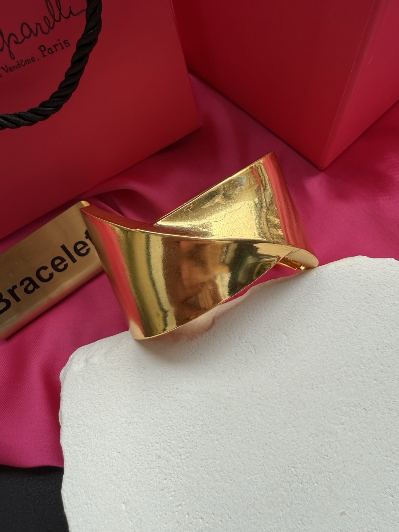 Золотистый браслет Schiaparelli