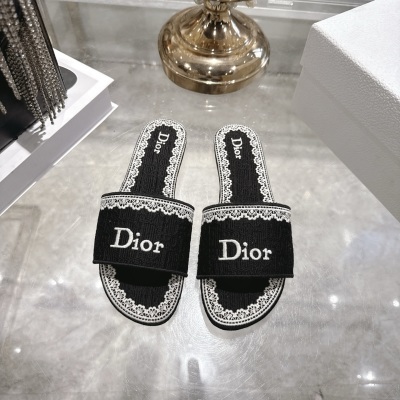 Женские черные шлёпанцы Dior с белой вышивкой и кружевом