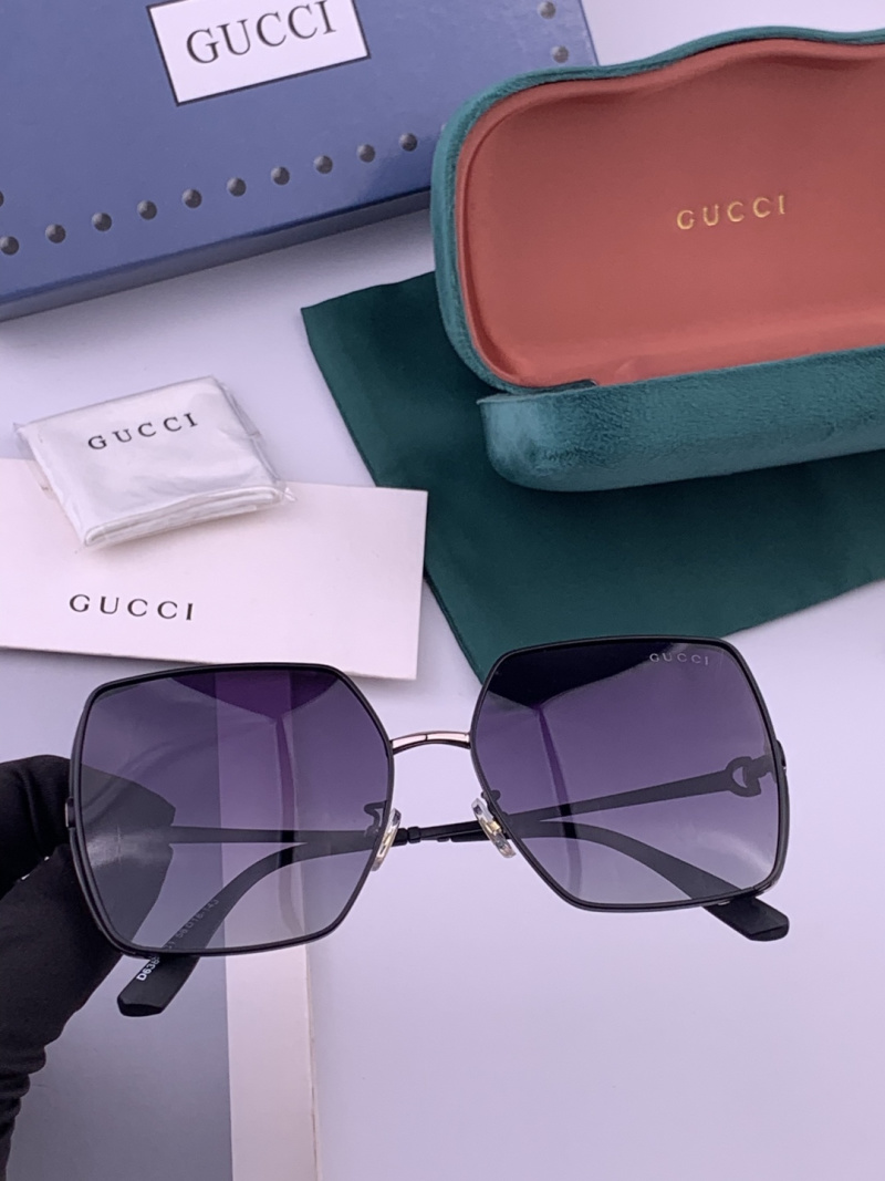 Женские солнцезащитные очки квадратной формы Gucci