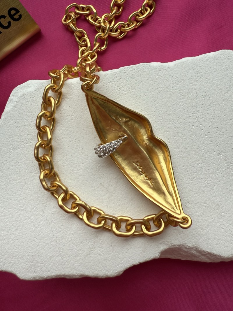 Золотистое колье в виде губ Schiaparelli