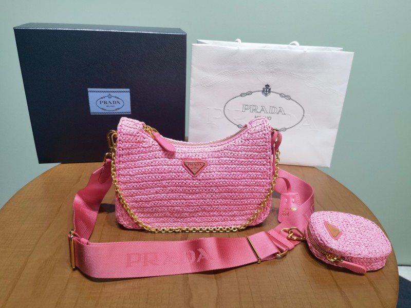 Розовая плетёная сумка Prada с лямкой