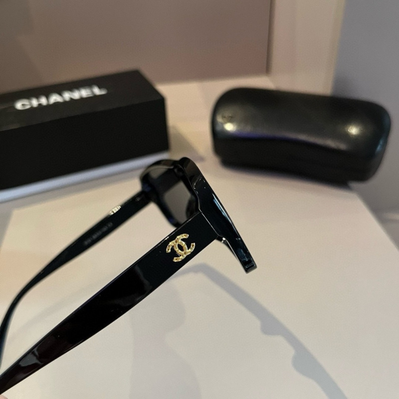 Солнцезащитные очки Chanel