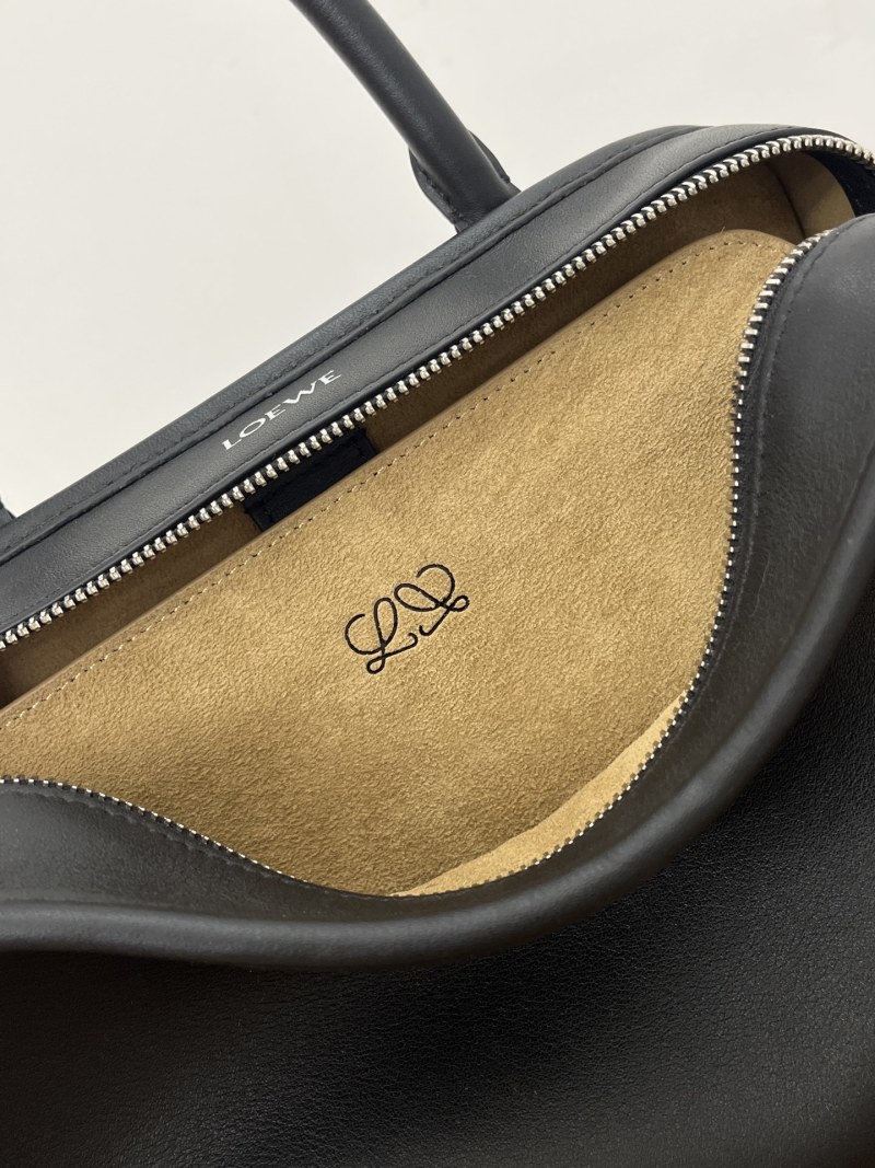 Черная кожаная сумка Loewe Amazona 180