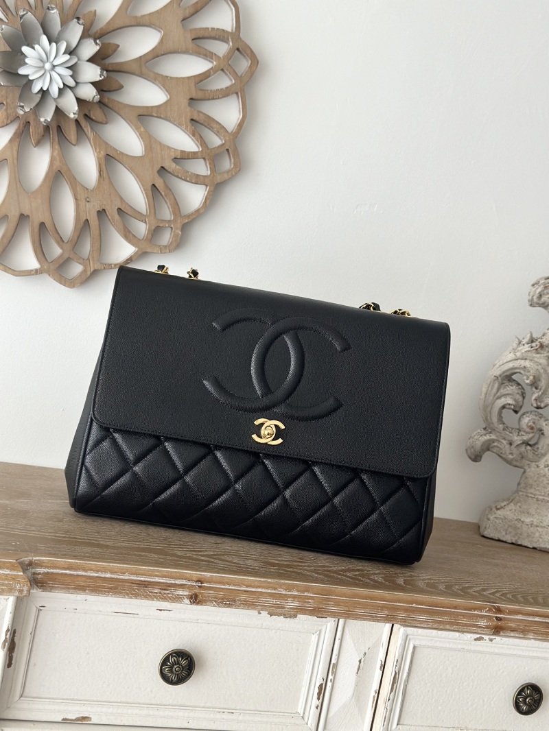 Черная кожаная сумка с логотипом Chanel