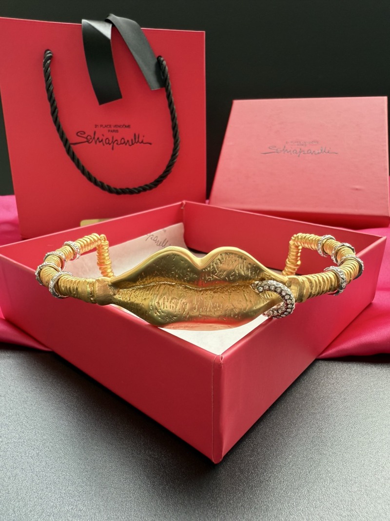 Колье в виде губ Schiaparelli