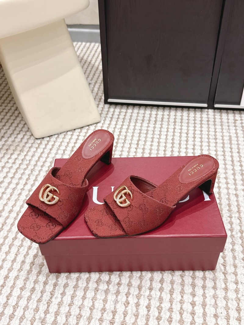 Женские шлепанцы Gucci с металлическим логотипом