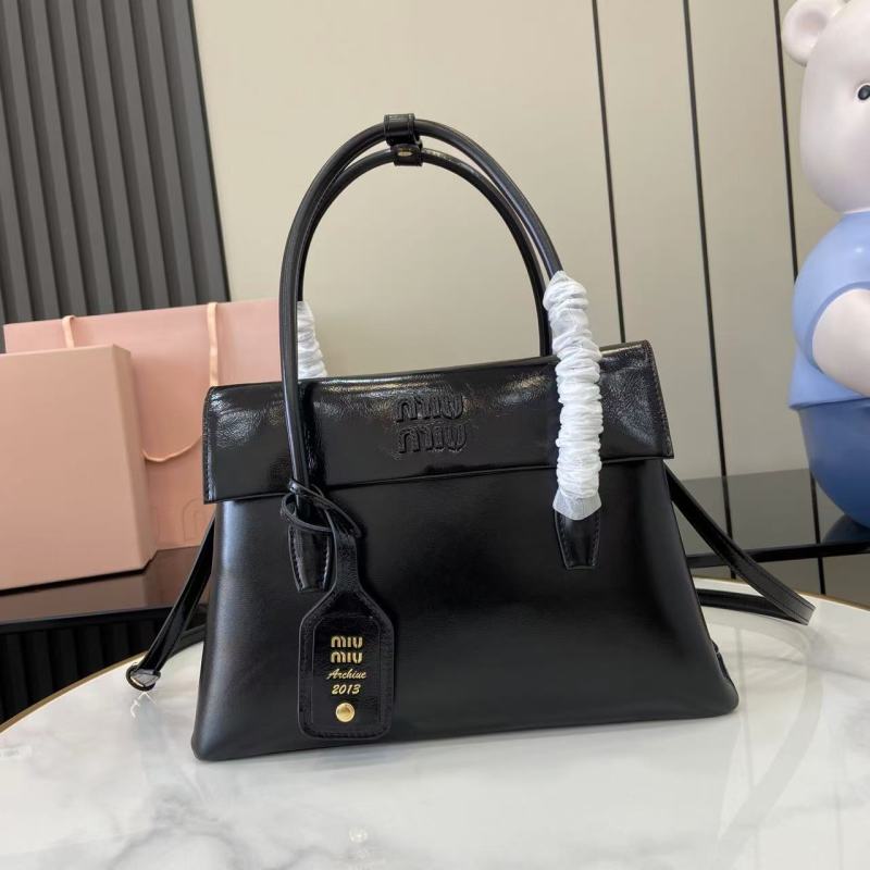 Черная кожаная сумка Miu Miu с ручками