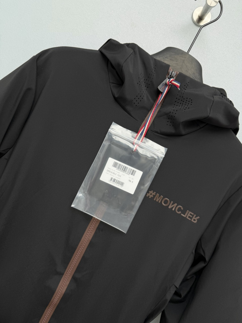 Чёрный пуховик Moncler с коричневым поясом