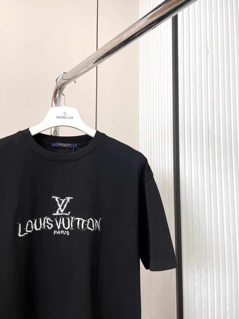 Футболка черная с вышивкой Louis Vuitton