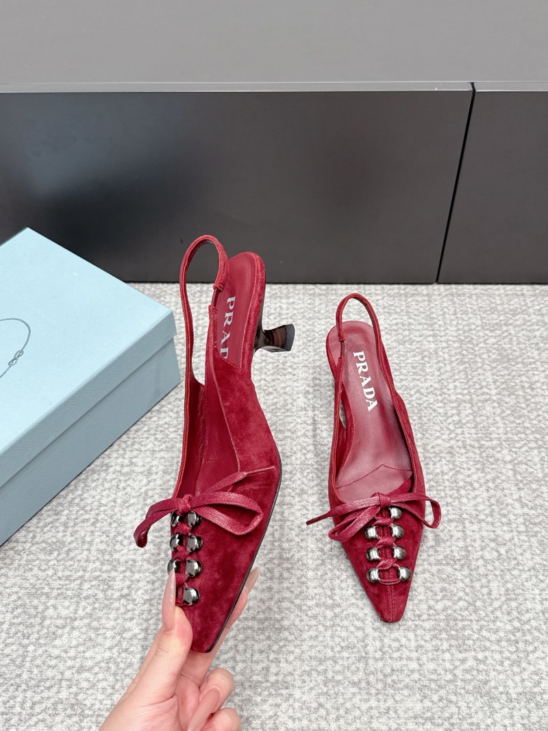 Женские красные замшевые туфли с каблуком и декором Prada