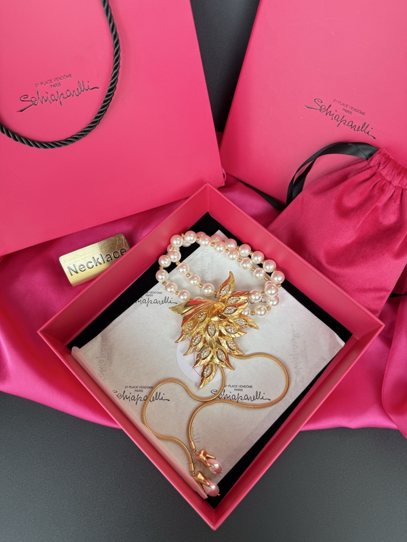 Колье с жемчугом и золотым элементом Schiaparelli