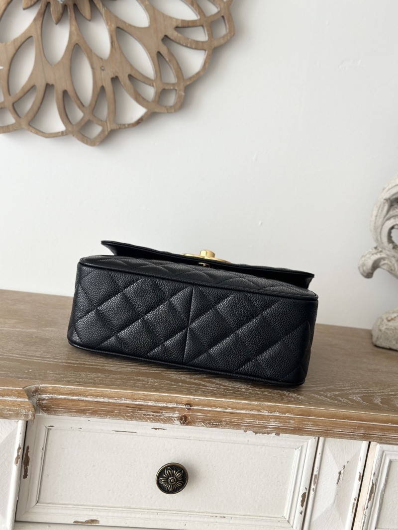 Винтажная сумка Chanel с золотой фурнитурой