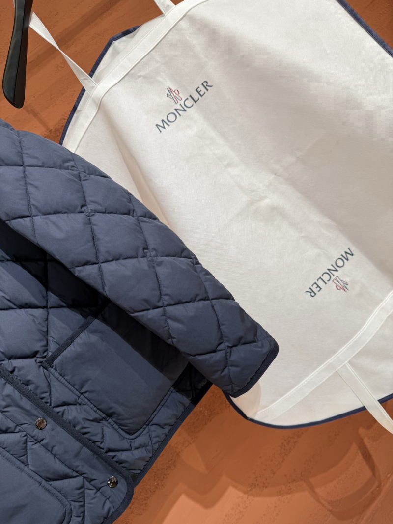 Пуховик Moncler