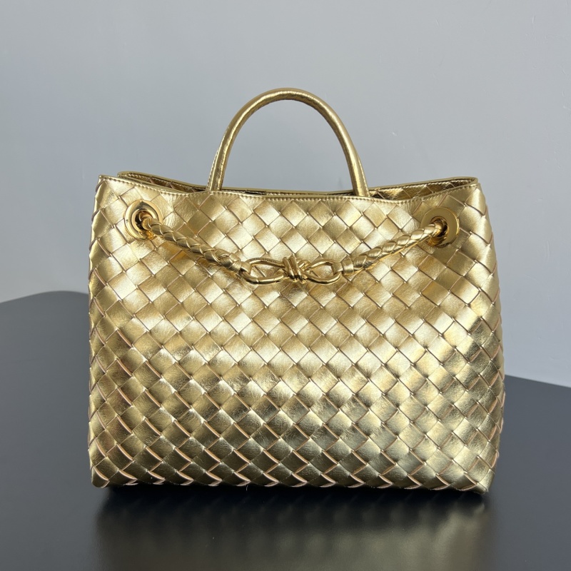 Золотая сумка Bottega Veneta с плетением
