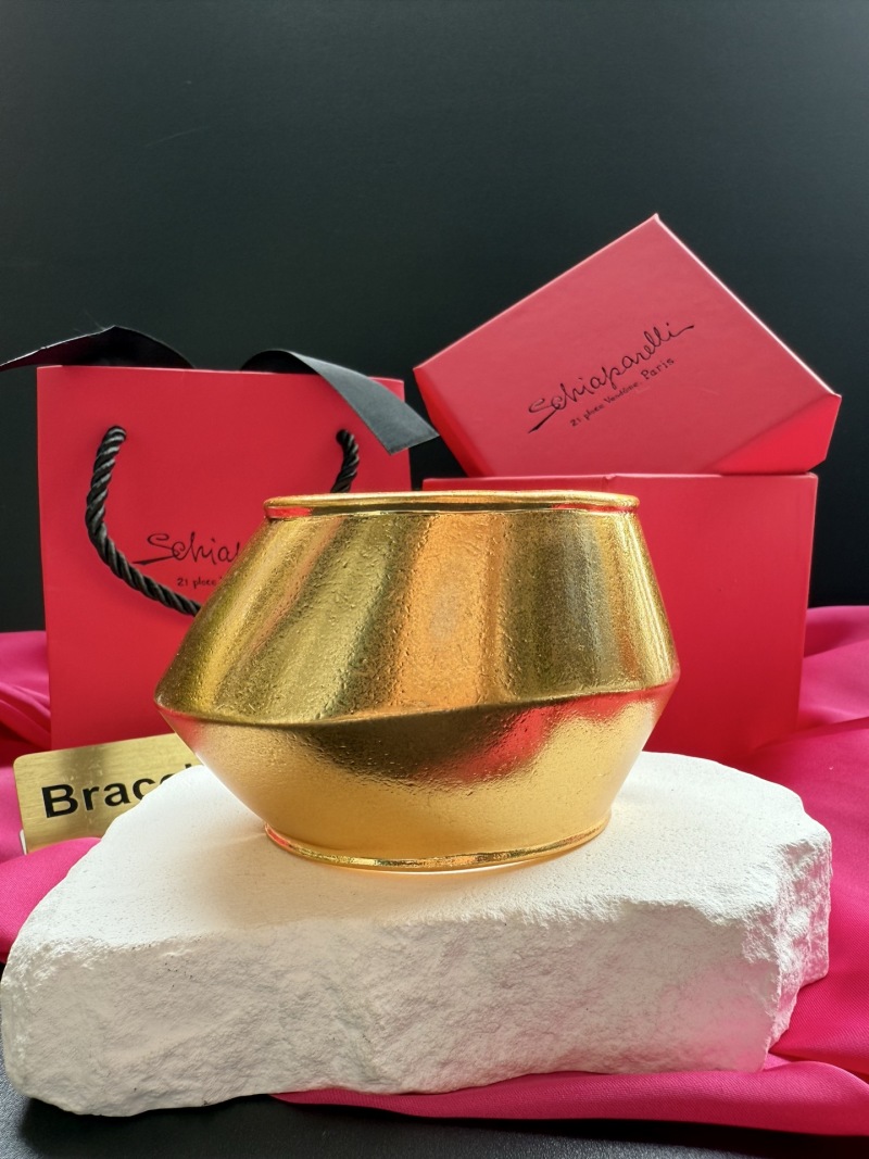 Золотистый браслет Schiaparelli