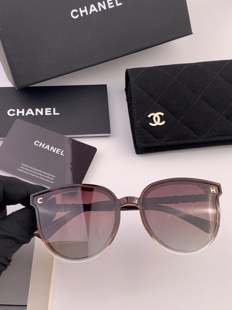 Женские солнцезащитные очки Chanel с жемчужным декором